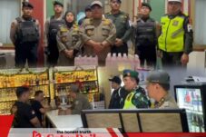 Satpol PP Kota Pasuruan Sita 36 Botol Arak dalam Razia Gabungan di Kawasan Pelabuhan Mayangan