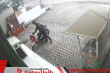 Curanmor di Kopontren Nurul Huda Pasuruan, Pelaku Terekam CCTV Saat Korban Bersiap Buka Toko