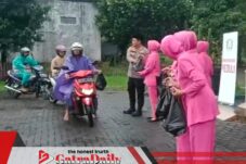 Polsek Sukorejo Bagikan Ratusan Takjil, Kapolsek Turun Langsung ke Jalan