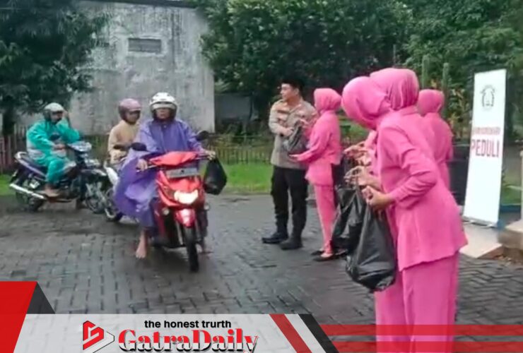 Polsek Sukorejo Bagikan Ratusan Takjil, Kapolsek Turun Langsung ke Jalan