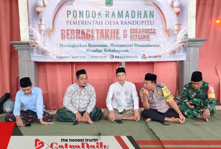 Semarak Pondok Ramadhan Randupitu, 250 Takjil Dibagikan hingga Sholat Berjamaah Perdana di Balai Desa