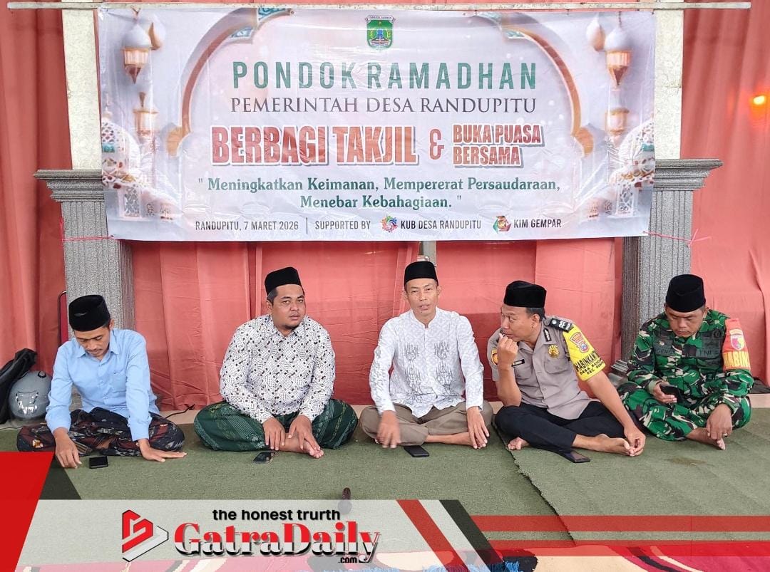 Semarak Pondok Ramadhan Randupitu, 250 Takjil Dibagikan hingga Sholat Berjamaah Perdana di Balai Desa