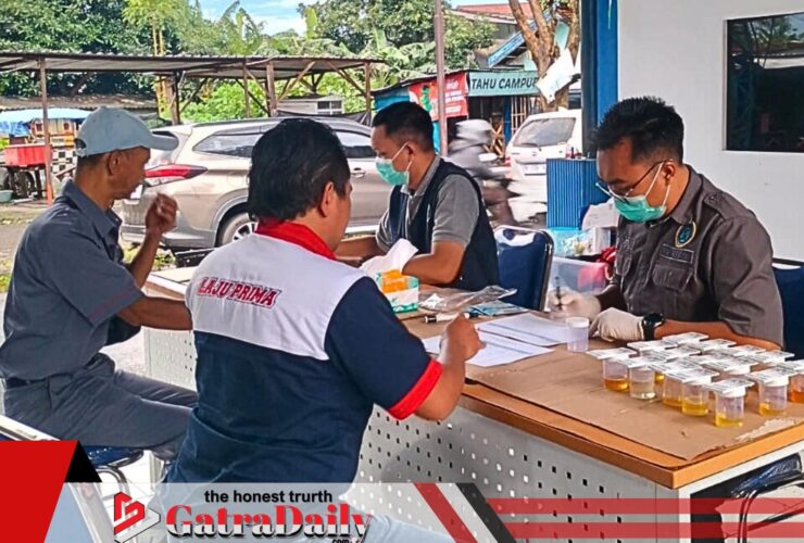 BNNK Pasuruan Gelar Tes Urin Sopir Bus di Terminal Pandaan, Pastikan Perjalanan Mudik Aman