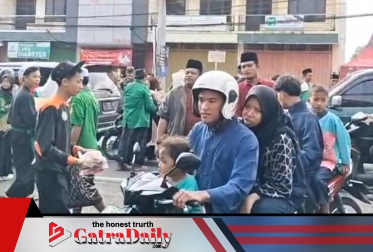 Sinergi Banom NU dan Forkopimcam Kejayan Bagikan 2.500 Paket Takjil untuk Pengendara