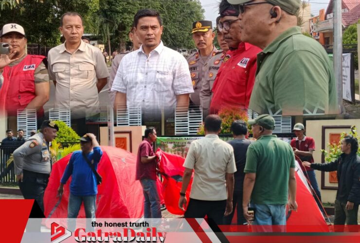 Aktivis Lingkungan Dirikan Tenda di Depan Polres Probolinggo Kota, Desak Penutupan Tambang Perusak Hutan