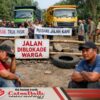 Jalan Desa Diblokade Warga, Sopir Truk Pasir di Tanjungrejo Berharap Solusi Pemerintah