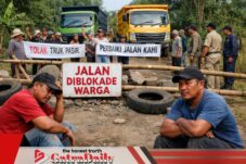 Jalan Desa Diblokade Warga, Sopir Truk Pasir di Tanjungrejo Berharap Solusi Pemerintah