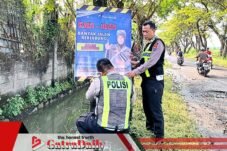 Satlantas Polres Pasuruan Pasang Banner Peringatan Jalan Berlubang, Pengendara Diminta Waspada