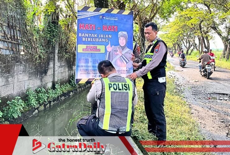 Satlantas Polres Pasuruan Pasang Banner Peringatan Jalan Berlubang, Pengendara Diminta Waspada