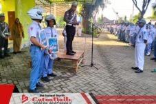 Peringati Hardiknas, Satlantas Polres Pasuruan Gaungkan Budaya “Helm On” di SMKN 1 Gempol