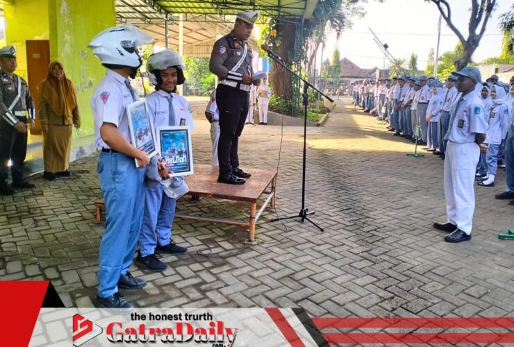 Peringati Hardiknas, Satlantas Polres Pasuruan Gaungkan Budaya “Helm On” di SMKN 1 Gempol