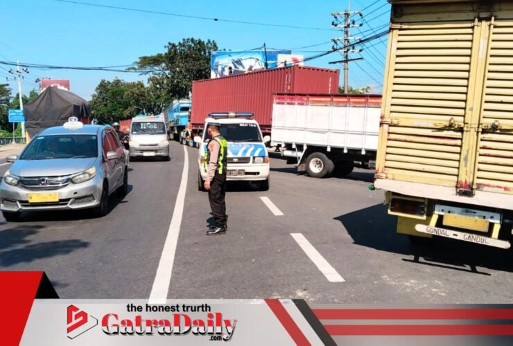 Satlantas Polres Pasuruan Atur Lalu Lintas di SPBU, Antisipasi Antrean Kendaraan Isi BBM