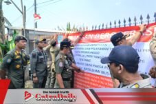 Satpol PP Segel Garasi Truk Tronton “NBN” di Probolinggo, Komisi III: Sudah Ditutup Sejak 7 Agustus Tapi Masih Beroperasi