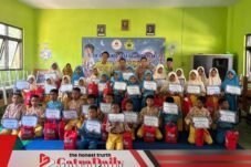 PT Tirta Fresindo Jaya Apresiasi Siswa Berprestasi SDN Gambir Kuning Pasuruan