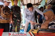 Bupati Sidoarjo Serahkan Bantuan Kursi Roda untuk Tiga Warga Wonoayu