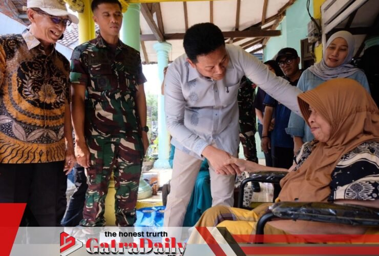 Bupati Sidoarjo Serahkan Bantuan Kursi Roda untuk Tiga Warga Wonoayu