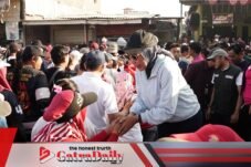 Ketua TP-PKK Sidoarjo Hj. Sriatun Subandi Berbaur dengan Ribuan Warga di Jalan Sehat Desa Pabean